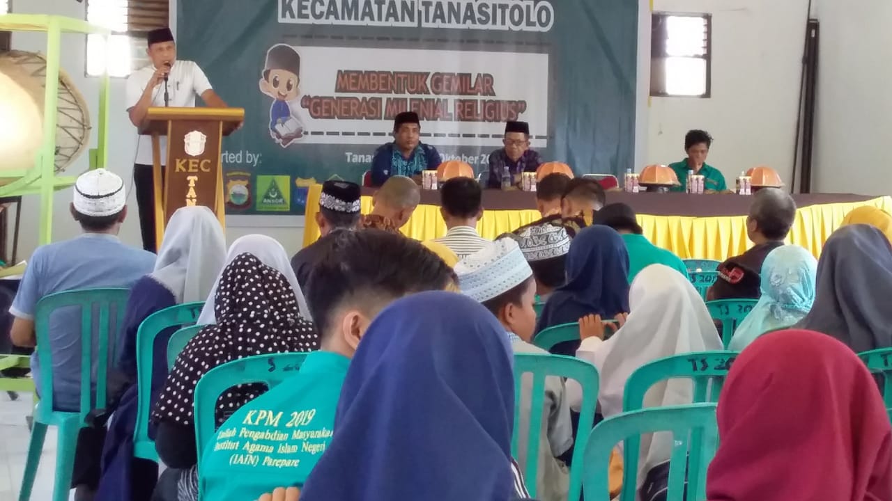 Anggota DPRD Wajo memberikan sambutan pada acara lomba anak saleh yang digelar oleh Mahasiswa IAIN Pare-Pare yang sementara KKN di Kecmatan Tanasitolo.