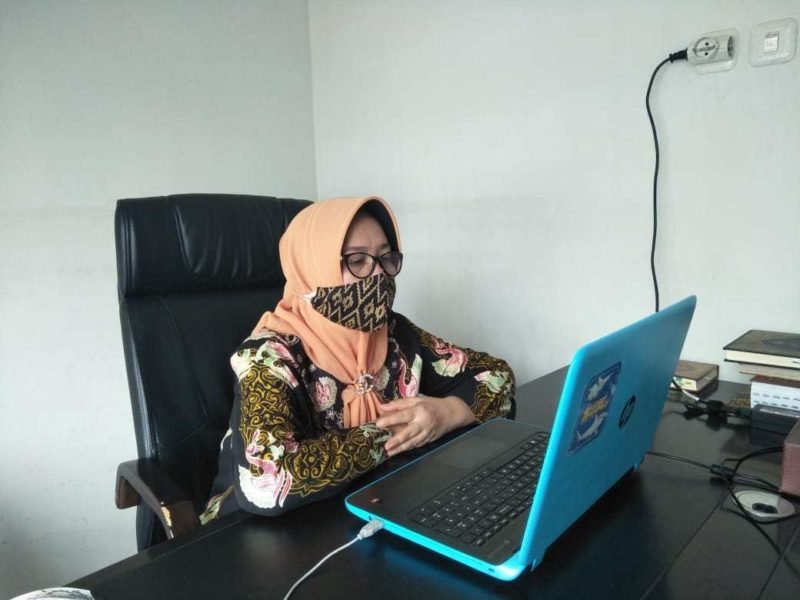 Wakil Bupati Sinjai, Hj Andi Kartini Ottong, saat mengikuti rapat koordinasi Gubernur Sulawesi Selatan, bersama Forkopimda (Forum Komunikasi Pimpinan Daerah) bupati/wali kota di 24 kabupaten/kota secara virtual, di Rumah Dinas Wakil Bupati.