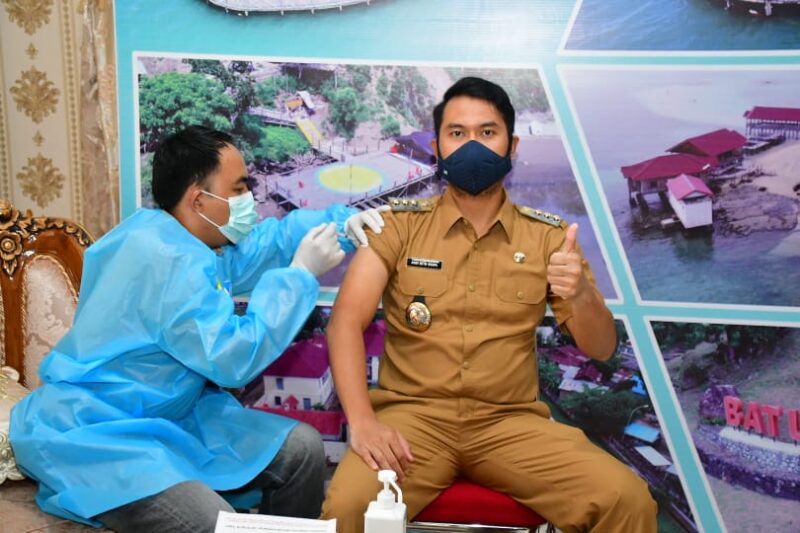 Bupati Sinjai, Andi Seto Asapa (ASA) kembali menjalani vaksinasi Covid-19. Vaksinasi dosis kedua di Rujab Bupati Sinjai, Jalan Persatuan Raya Sinjai, Selasa (10/8/2021) Sore kemarin.