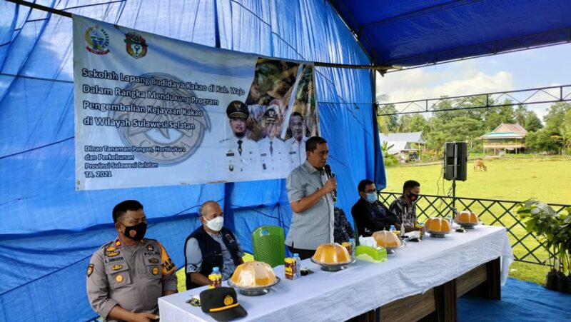 Bupati Wajo H. Amran Mahmud memberikan sambutan saat menutup Sekolah Lapang Budidaya Kakao Kabupaten Wajo, Ahad, 8 Agustus 2021 di Desa Tobatang Kecamatan Pammana.
