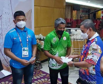 Bupati Wajo H. Amran Mahmud didampingi Kepala Dinas Pemuda Olahraga dan Pariwisata, Dahniar Gaffar dan Ketua KONI Kabupaten Wajo, Sayuti Mahmud menyerahkan tambahan biaya operasional kepada atet dan pelatih asal Wajo yang di PON Papua
