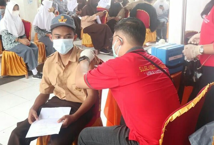Pemerintah Kabupaten Sinjai melalui Dinkes saat ini tengah gencar memberikan vaksin sebagai salah satu upaya meningkatkan kekebalan tubuh di masa pandemi Covid-19 termasuk kepada remaja usia 12-18 tahun atau kategori pelajar.