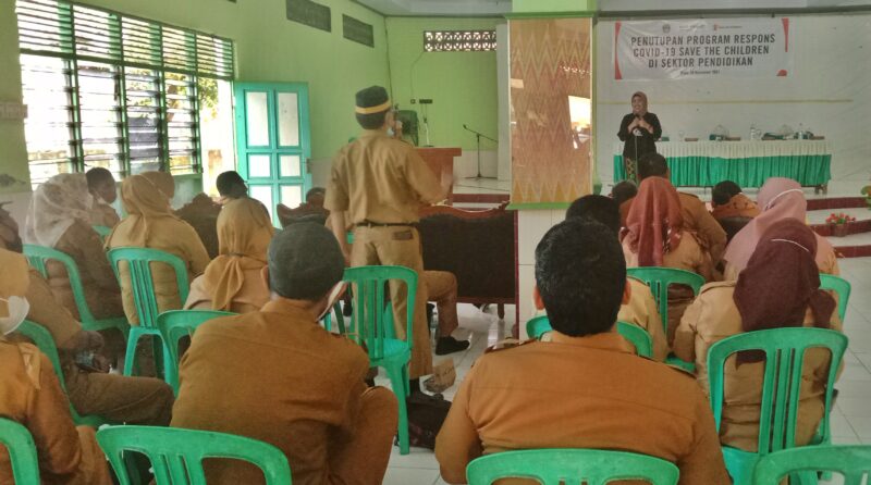 Manajer program Save The Chlidren Sulawesi Ihwana Mustafa memberikan pemaparan terkait kegiatan Program Respons Covid 19 Save The Chlidren di Sektor Pendidikan yang sudah dilakukan di 40 sekolah sasaran.--hamzah--