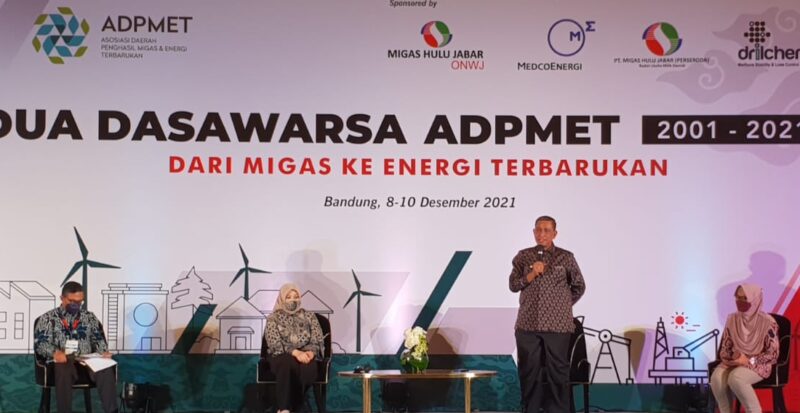 Bupati Wajo, Amran Mahmud, tampil sebagai pembicara pada Rapat Kerja Nasional (Rakernas) Dua Dasawarsa Asosiasi Daerah Penghasil Migas dan Energi Terbarukan (ADPMET) 2001-2021 yang digelar di The Trans Luxury Hotel, Bandung, Jawa Barat, Kamis (9/12/2021).--Humas--