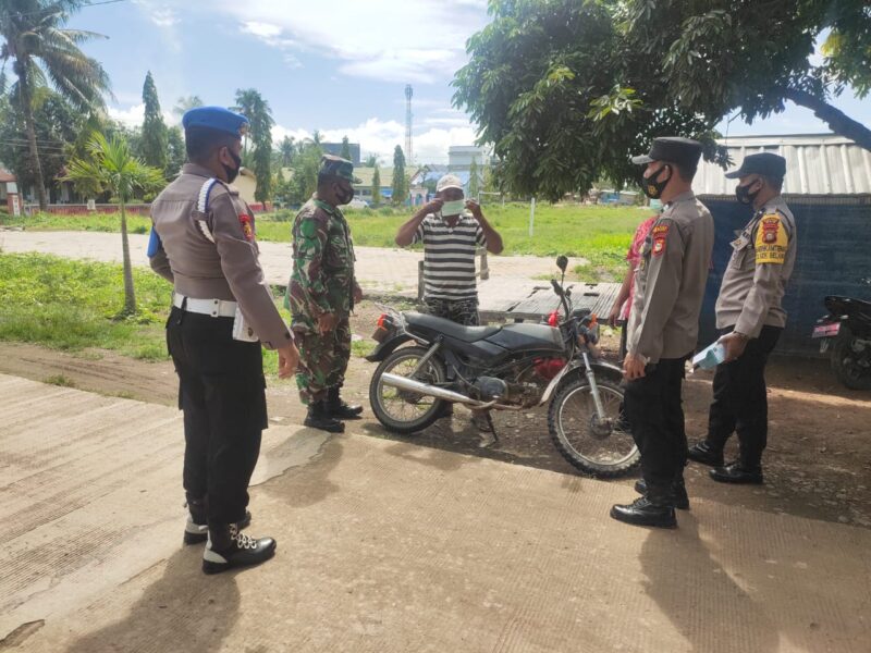 Personil Polsek Belawa Polres Wajo melaksanakan giat Operasi Yustisi Penegakan Disiplin Prokes di Dusun Ongko Kec. Belawa Senin (27/12/2021).--polres wajo--