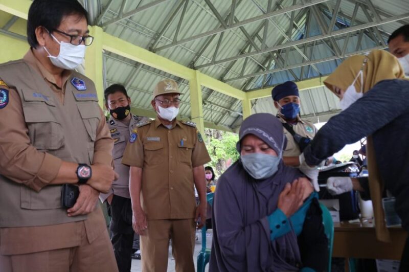 Wakil Bupati Luwu Utara, Suaib Mansur memantau langsung pelaksanaan vaksinasi di Lapangan Subiantoro Sukamaju dan di Kantor Desa Patikala Kecamatan Tanalili, Selasa (21/12).--humas--