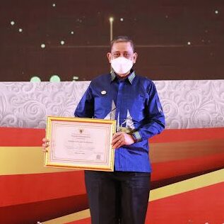 Bupati Wajo, Amran Mahmud menerima langusng Penghargaan Penerapan Sistem Merit kategori 