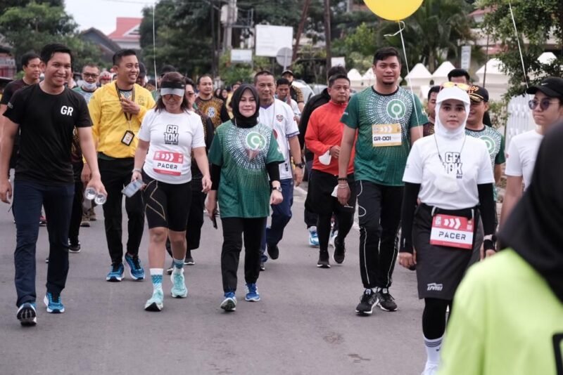 Bupati Gowa, Adnan Purichta Ichsan melepas 1.200 pelari dari berbagai daerah di Indonesia pada event Gowa Run 10K 2022 di Halaman Kantor Bupati Gowa, Minggu (09/01/2021).