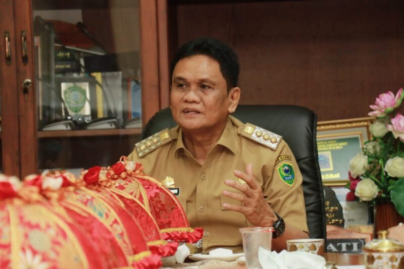 Bupati Barru, H. Suardi Saleh menerima kunjungan Panitia Pelaksana Pelantikan KONI Barru di ruang kerjanya, Kantor Bupati Barru, Selasa (18/1/2022).