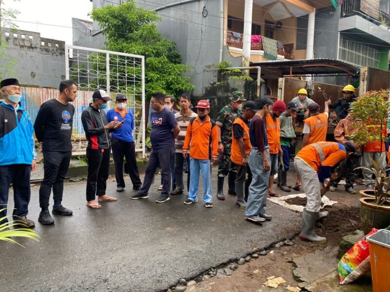 Camat Bontoala Arman Nurdin saat melaksanakan kegiatan rutinitas Sabtu Bersih di jalan Bandang IV Makassar, Sabtu (22/01/2022).
