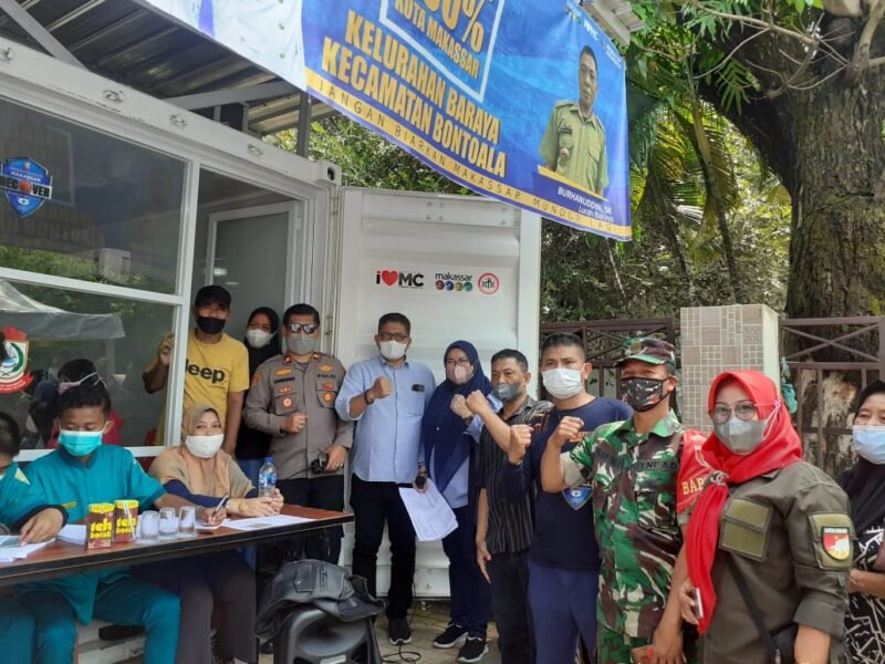 Camat Bontoala Arman Nurdin bersama Kapolsek Bontoala Kompol syamsuardi memantau vaksinasi menuju 100% di Kelurahan Baraya Kecamatan Bontoala Makassar, Sabtu (29/01/2022)