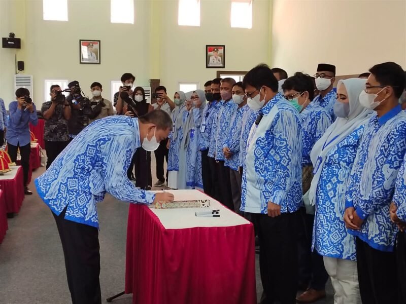 Bupati Wajo H. Amran Mahmud menandatangani berita acara pelantikan pengurus IKA SMPN 1 Tanasitolo di Ruang Pola Kantor Bupati Ahad 30 Januari 2022.--hamzah--