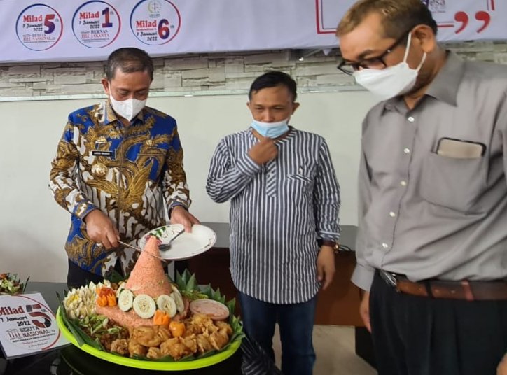 Bupati Wajo H. Amran Mahmud didampingi Ketua LBH BK Bakri Remmang melakukan pemotongan tumpeng pada Milad LBH BK.--Safar--