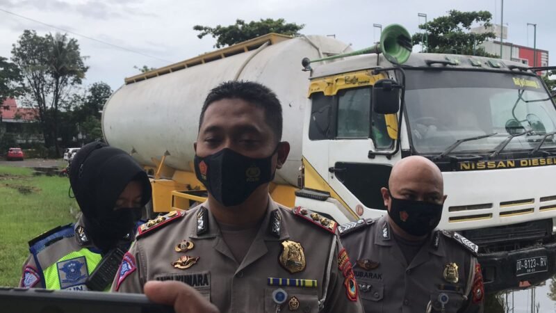 Kasat Lantas Polrestabes Makassar, AKBP Andi Kumara saat berada ditempat kejadian perkara (Tkp) di jalan Inspeksi Pam Antang Makassar Jum'at (22/01/2022)