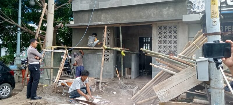 Kasat Lantas Polrestabes Makassar AKBP Andi Kumara SH, SIK,M.si saat menyempatkan dirinya mengawasi pekerja bangunan musholla Presisi Polrestabes Makassar di jalan Jenderal Sudirman, Kamis (13/01/2022).--Natsir--