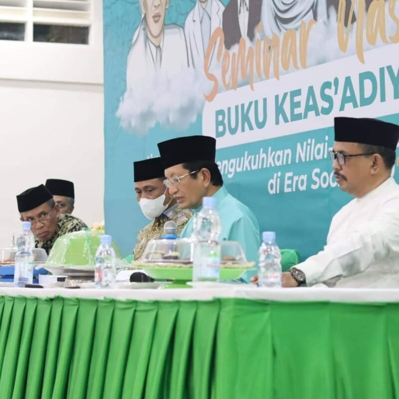Imam Besar Masjid Istiqlal Jakarta, Prof DR KH Nasaruddin Umar dan Bupati Wajo Amran Mahmud saat menghadiri Seminar Nasional Buku Ke-As'adiyahan yang digelar oleh Pengurus Pusat Pondok Pesantren As'adiyah Sengkang secara hybrid, Ahad (09/01/2022) malam.--