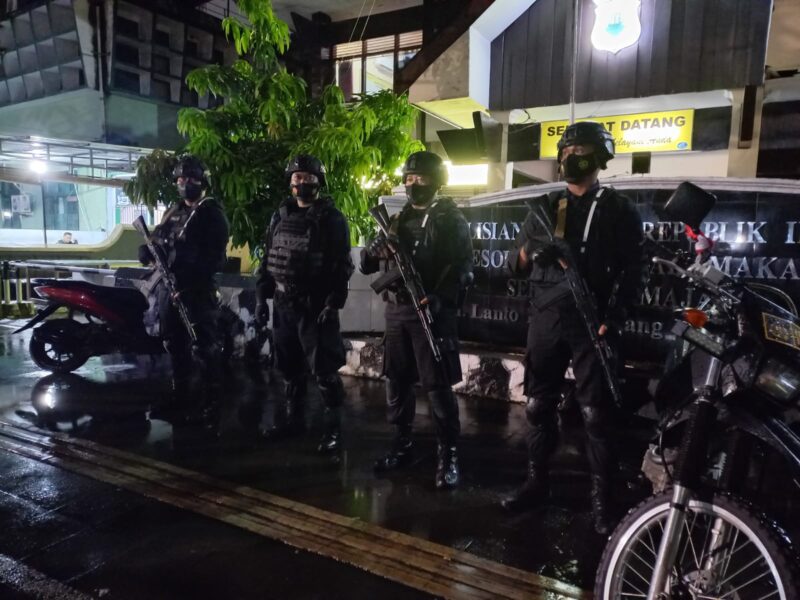 Tim Patroli Batalyon A Pelopor Satbrimob Polda Sulsel berpatroli di malam hari untuk menjaga situasi Kamtibmas tetap kondusif dalam menekan angka kriminalitas serta memutus mata rantai penyebaran Covid 19 melalui Patroli dialogis yang ada di Kota Makassar, Sabtu (12/02/2022).
