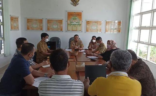 Kepala Disdag Makassar , Arlin Ariesta S.STP., M.Si., pimpin rapat bersama para pihak Distributor minyak goreng bahas pelaksanaan Operasi Pasar