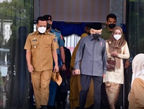 Kedatangan Wakil Presiden RI di sambut langsung oleh Plt Gubernur Sulsel, Andi Sudirman Sulaiman, Senin (31/01/2022)