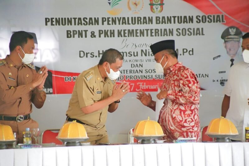 Bupati Wajo, H. Amran Mahmud saat menerima kunjungan Anggota Komisi VIII DPR Ri Samsu Niang ke kabupaten Wajo, Senin (7/2/2022) di Baru Tancung, Kecamatan Tanasitolo.