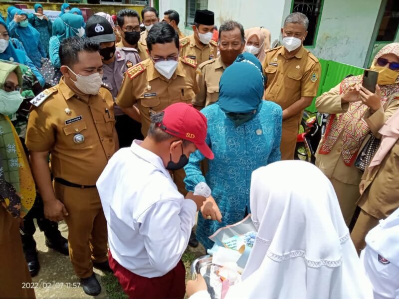 Ketua TP PKK Barru, drg. Hj. Hasnah Syam MARS pantau vaksinasi anak di SDN 46 Barru.