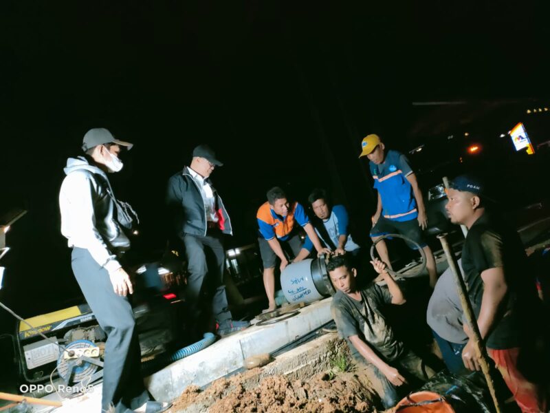 Dirut PDAM Kota Makassar, Beni Iskandar memantau para anggota malam hari di jalan Metro Tanjung Bunga, Kamis (10/02/2022).