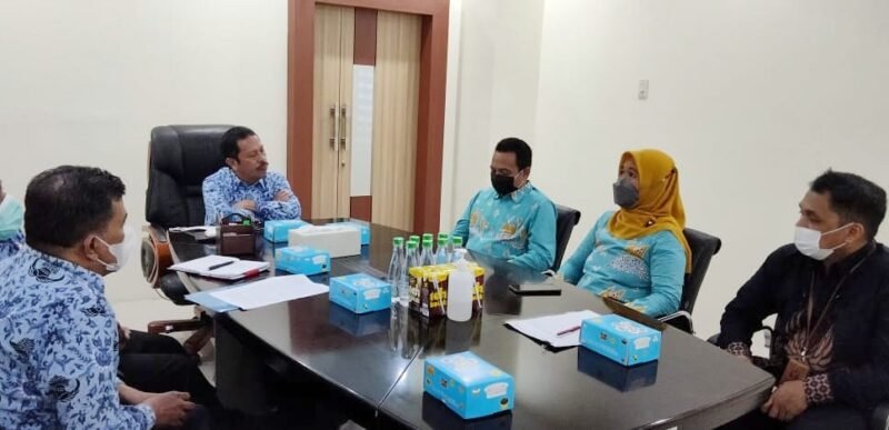 Sekretaris Daerah Kota Makassar, M. Ansar terima kunjungan Ketua Bawaslu Kota Makassar Dr. Abdillah Mustari S.Ag., M.A.g di ruang Rapat Sekda Kota Makassar, Kamis (17/02/2022).