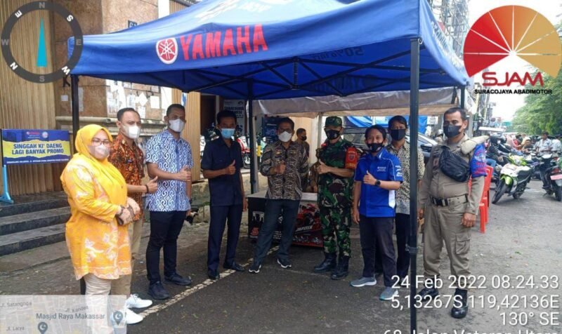 Lurah Wajo Baru, Andi Hamdana ST.,  mendampingi Camat Bontoala Arman Nurdin Saat berada lokasi Vaksinasi Kodim 1408, Kamis (24/02/2022).