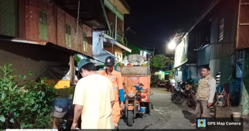 Lurah Layang, Bahtiar memantau pengangkutan sampah malam hari  di jalan Tinumbu Lr.148 Kecamatan Bontoala, Selasa (01/02/2022).