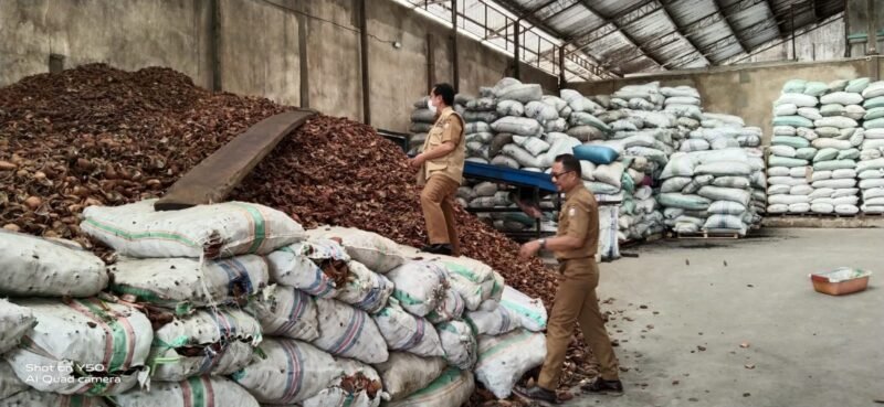 Pejabat Fungsional Analis Perdagangan Ahli Muda, Abdul Hamid dan Erwin Azis saat melakukan pengecekan di PT. Wira Kusuma dijalan Motoa Biringkanayya Makassar, Selasa (08/02/2022).