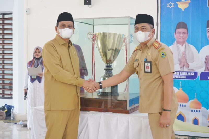 Bupati Barru, Ir. H. Suardi Saleh M.Si., bersama Ketua Panitia MTQ, DR. Abustan