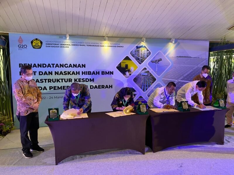 Pemerintah Kabupaten (Pemkab) Wajo menerima 239 titik Penerangan Jalan Umum Tenaga Surya (PJUTS) dari Direktorat Jenderal (Ditjen) Energi Baru, Terbarukan, dan Konservasi Energi (EBTKE) Kementerian Energi dan Sumber Daya Mineral (ESDM) Republik Indonesia yang ditandai dengan penandatanganan Berita Acara Serah Terima (BAST) dan Naskah Hibah Barang Milik Negara (NHBMN) antara Pemkab Wajo dengan Ditjen EBTKE Kementerian ESDM.