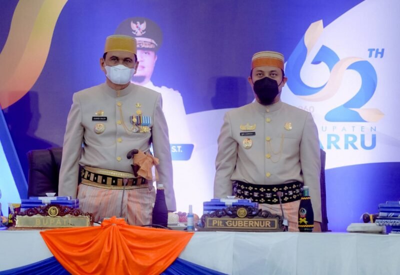 Bupati Barru H. Suardi Saleh bersama Plt. Gubernur Sulaiman Andi Sudirman Sulaiman pada puncak HUT Barru.--Humas--