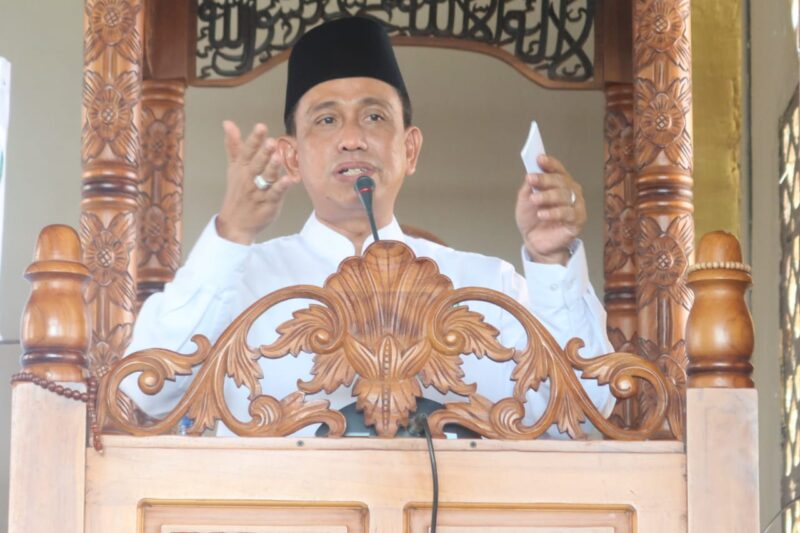 Bupati Wajo H. Amran Mahmud memberikan sambutan saat menghadiri peringatan Isra' Mi'raj di Mesjid Jami' Nurul Iman, Desa Kalola Kecamatan Maniangpajo.--Humas--