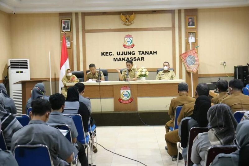 Camat Ujung Tanah, Ibrahim Chaidar Said pimpin Rakor Bersama di Aula Kantor Kecamatan Ujung Tanah, Selasa (22/03/2022).