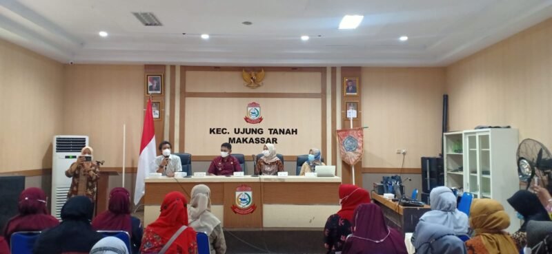 Camat Ujung Tanah Ibrahim Chaidar Said dampingi Kadis PPPA Makassar, Achi Soleman di Aula Kantor Kecamatan Ujung Tanah, Kamis (10/02/2022).