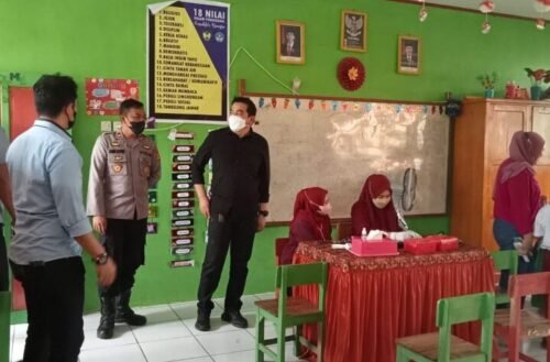 Kasat Narkoba Polres Gowa, AKP Bahtiar, SH., tinjau langsung kegiatan vaksinasi Presisi di SD Inpres Sero' Kelurahan Tombolo Kecamatan Somba Opu Gowa, Selasa (29/03/2022).