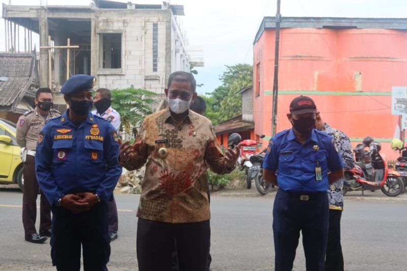 Bupati Wajo Amran Mahmud saat bersilaturrahim dengan para personil di Posko Damkar dan Penyelematan Kabupaten Wajo, Sengkang, Jum'at (04/03/2022).
