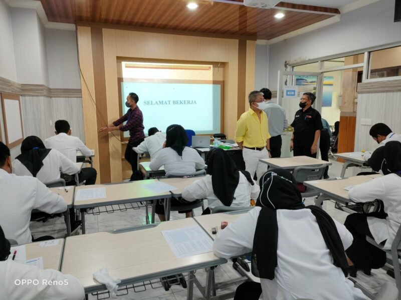 Penjabat Direksi PDAM Kota Makassar, Beni Iskandar pantau langsung peserta test calon pegawai di UNM, Sabtu (05/03/2022)