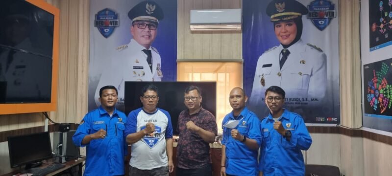 Camat Bontoala Arman Nurdin didampingi Lurah Timongan Lompoa Adimitra Setyawan bersama Pengurus KNPI Kecamatan Bontoala, Sabtu (12/03/2022).