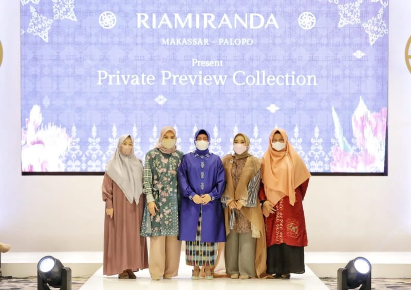 Ketua TP PPK Kota Makassar, Indira Jusuf Ismail, hadiri acara Fashion show Riamiranda Loyal Private Preview Collection, di Maraco Hall The Rindra Hoy, Sabtu (12/03/2022)