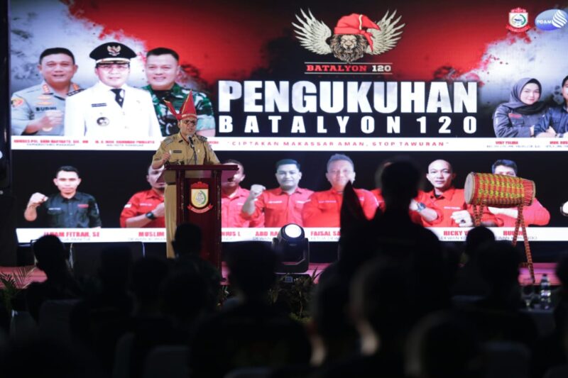 Walikota Makassar, Danny Pomanto membawakan sambutan pada acara pengukuhan Batalyon 120 Makassar, Senin Malam (14/03/2022)