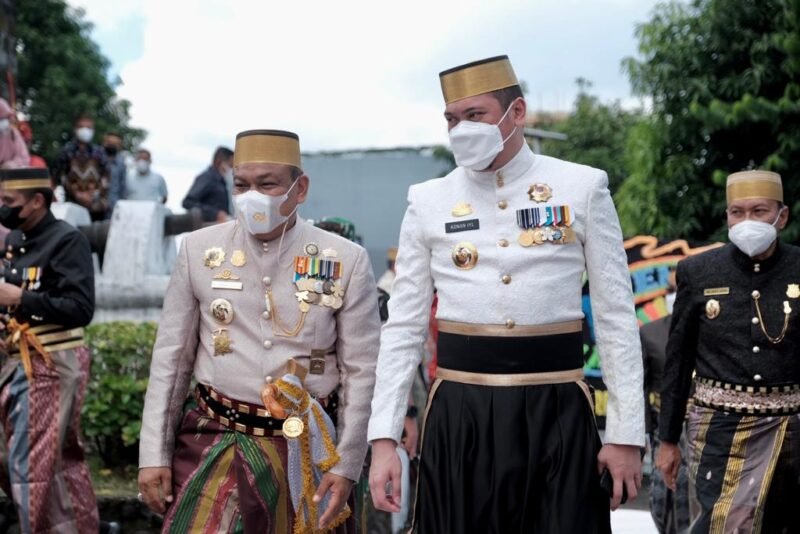 Bupati Gowa, Adnan Purichta Ichsan menyambut kedatangan Bupati Bone, Andi Fahsar Padjalangi melakukan Ziarah ke Makam Raja Bone Ke-X v Arung Palakka di jalan Bontobiraeng, Katangka Kec.Somba Opu, Rabu (16/03/2022).