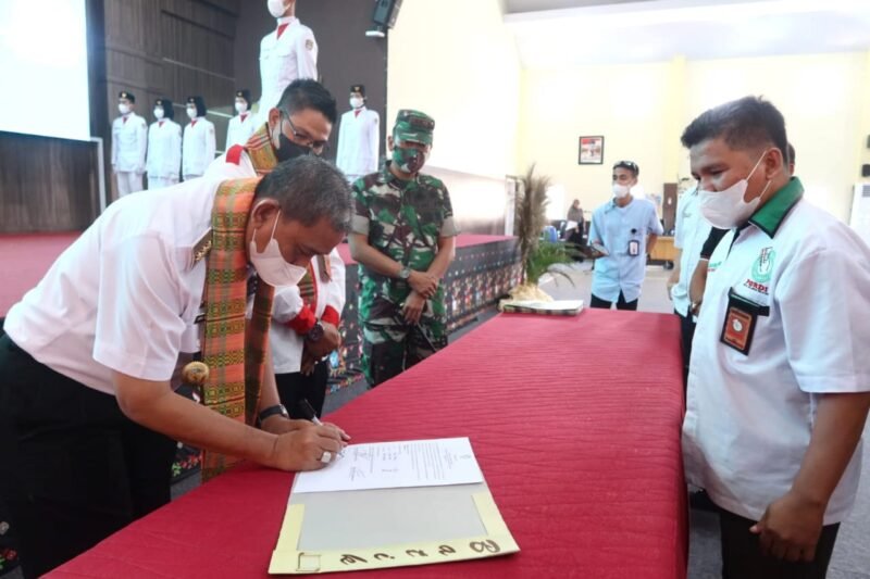  Bupati Wajo H. Amran Mahmud menandatangani berita acara Pelantikan PORDI Wajo.