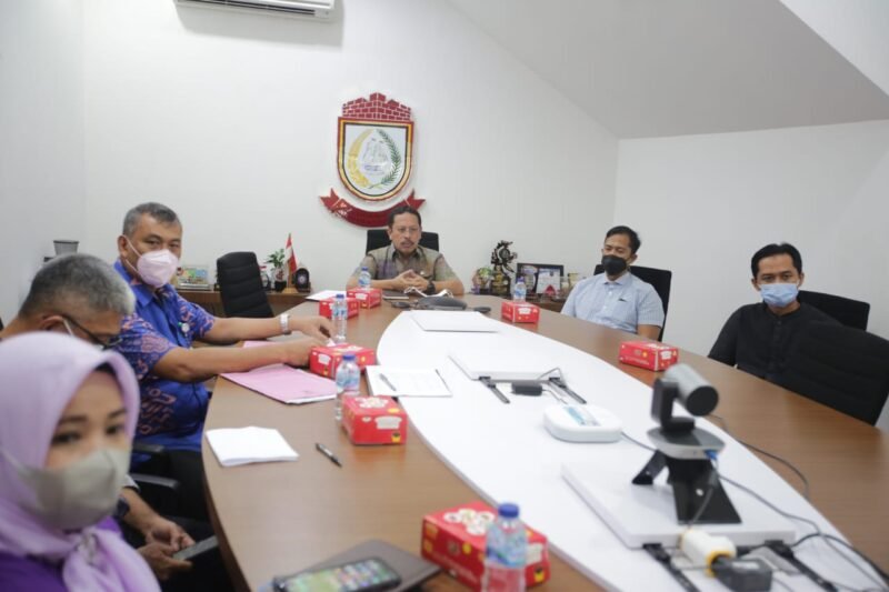 Sekretaris Daerah Kota Makassar, Muh. Ansar ikuti Rapat Koordinasi (Rakor) kestabilan harga dan ketahanan pangan yang oleh Menteri Dalam Negeri, Tito Karnavian melalui Video Conference di Kantor Balaikota Makassar, Jumat (18/03/2022)