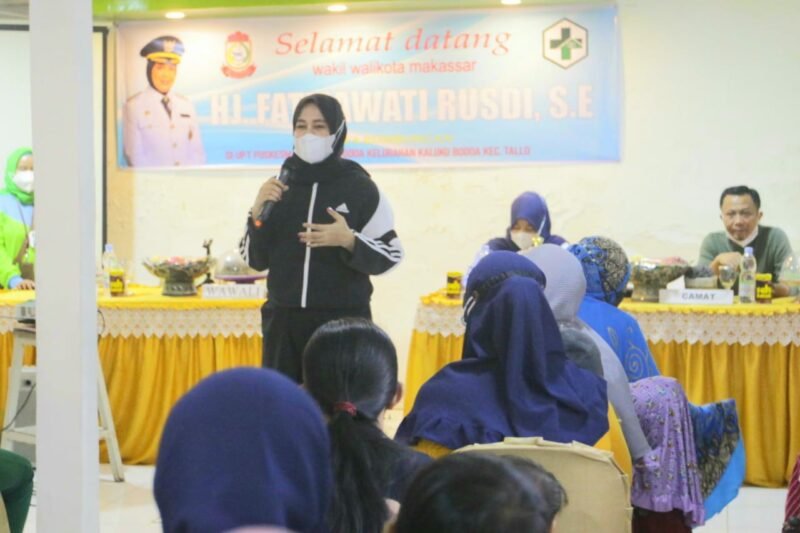 Wakil Walikota Makassar, Fatmawati Rusdi menyerahkan paket Pemberian Makanan Tambahan (PTM) kepada ibu hamil dan balita di Kecamatan Tallo, Sabtu (19/03/2022)