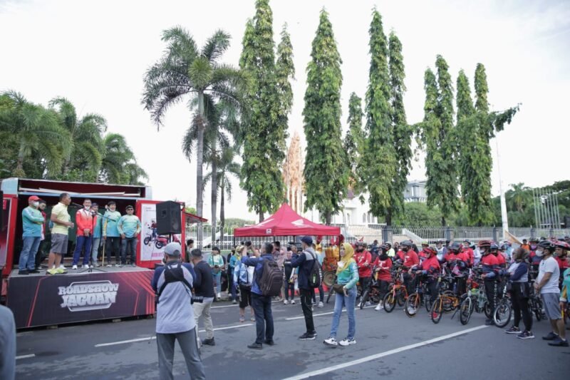 Walikota Makassar, Danny Pomanto membuka secara resmi Fun Bike yang diadakan oleh KBA SMA Negeri 5 Makassar, Minggu (20/03/2022)
