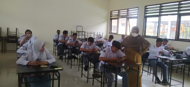 Suasana pelaksanaan Ujian Akhir Sekolah (UAS) hari pertama SMKN 9 Makassar, Senin (21/03/2022).
