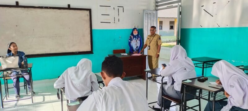 Pengawas dan Bina Sekolah SMK, Rama ST.,M.Pd., monitoring di hari kedua pelaksanaan UAS di SMK Negeri 9 Makassar jalan Salodong Untia, Selasa (22/03/2022).