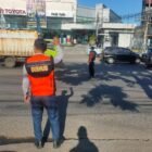 Personil Dishub Makassar melakukan pengaturan lalu lintas di jalan Alauddin, Jumat (25/03/2022).